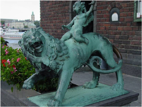 FIGURE 1.3 Bronze statue with a protective layer of patina created by slow chemical alteration of the copper content, producing a basic carbonate. The statue has been exposed to the coastal weather outside the city hall of Stockholm. Courtesy of Erik Svedberg.