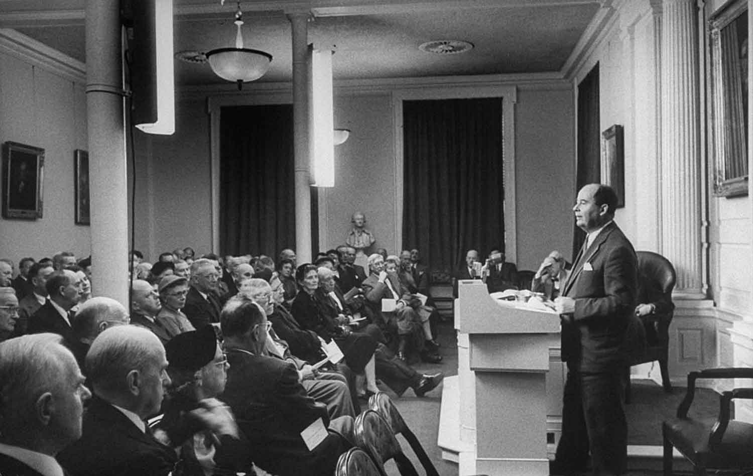 John von Neumann,
coauthor of Theory of
Games and Economic
Behavior, lectures at the
American Philosophical
Society in 1957.