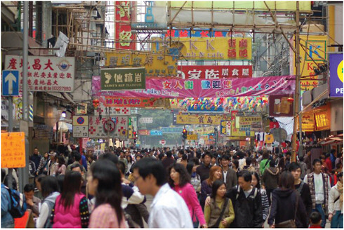 FIGURE 4.2 At about 6,340 people per square kilometer, the population density of Hong Kong is among the highest on Earth. SOURCE: Wikipedia. Available at http://en.wikipedia.org/wiki/File:Crowd_in_HK.JPG.