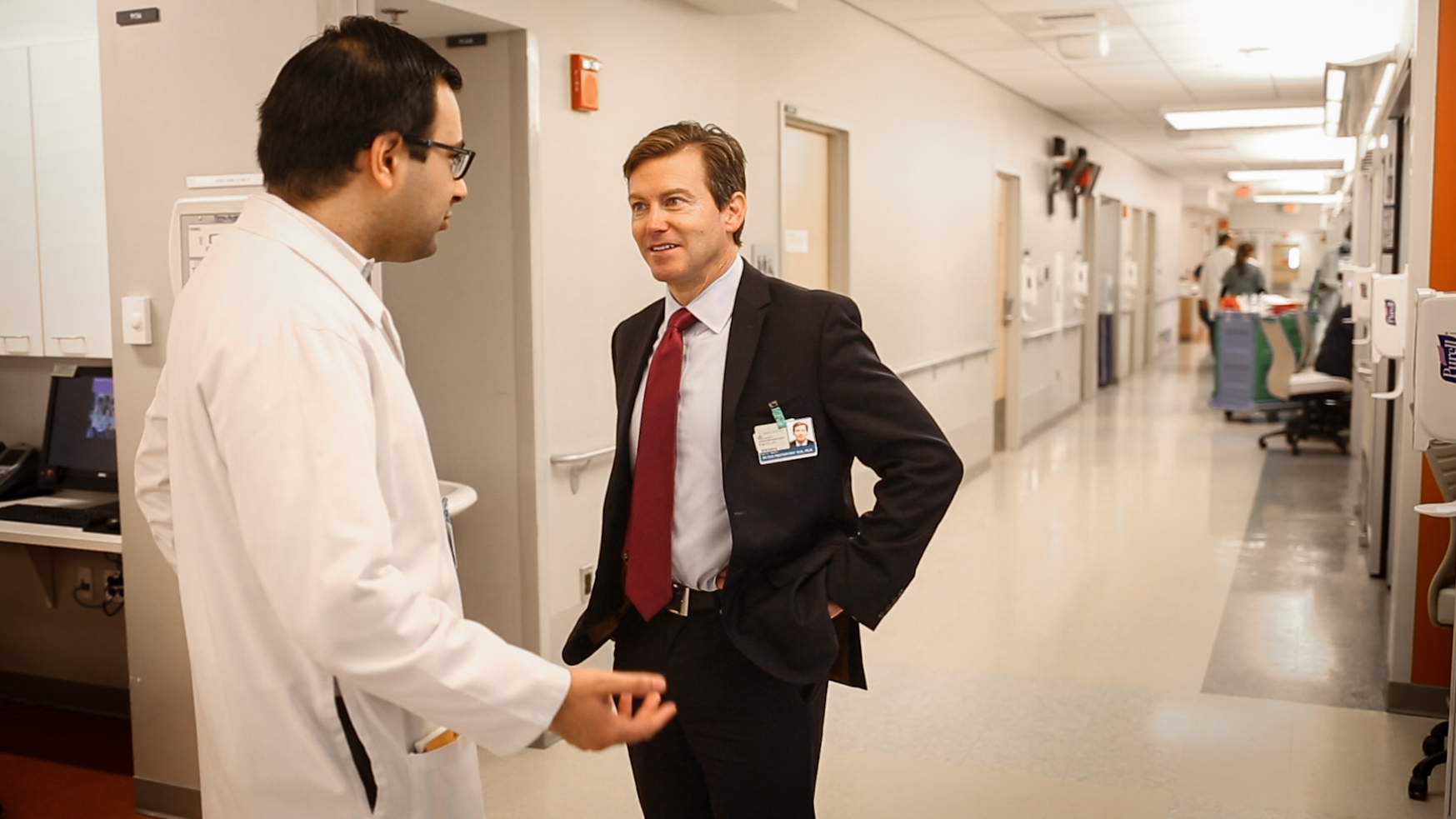 Peter Pronovost confers with
an ICU physician.