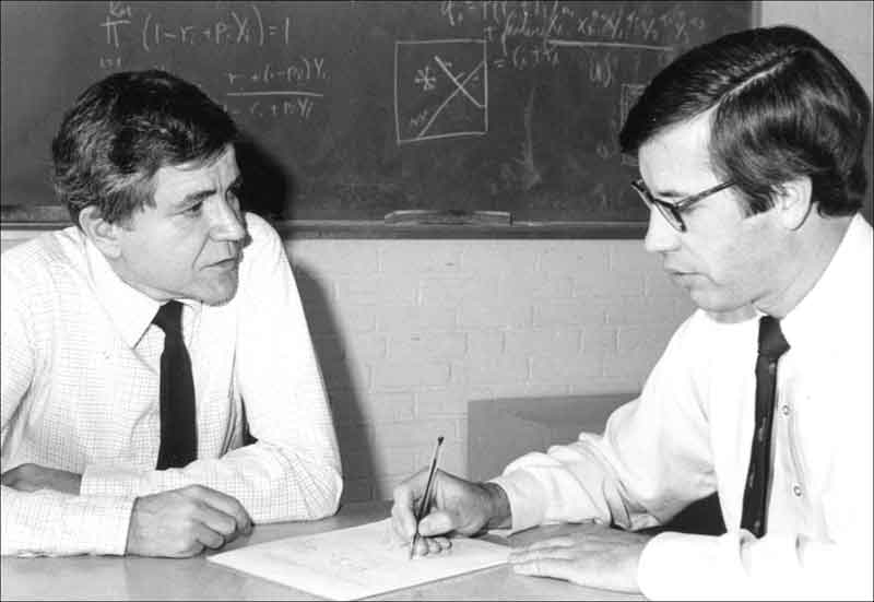 MIT professor Robert Gallager
(left) confers with graduate
student David Forney.
Forney went on to become
another key figure in data
communications.