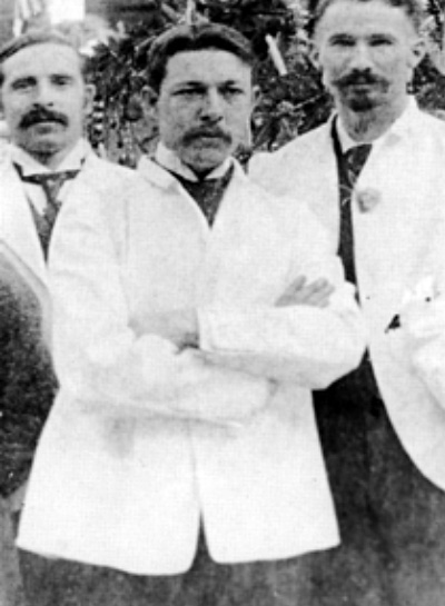 William Coley, flanked by
colleagues in this 1892
photo, observed that
under certain conditions
a patient’s own immune
system can be activated to
fight against cancer.